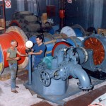 Mamazza Domenico e Leonardi Antonino ristrutturano una vecchia turbina che poi andrà nel museo Enel di Roma. (Turbina eccitatrice per le turbine alternatori della centrale secondo salto, poi sostituita con sistemi moderni)