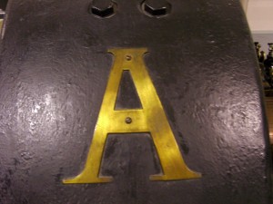 1A - Simbolo turbina eccitatrice, oggi situata al "museo della tecnica elettrica dell'università di Pavia"