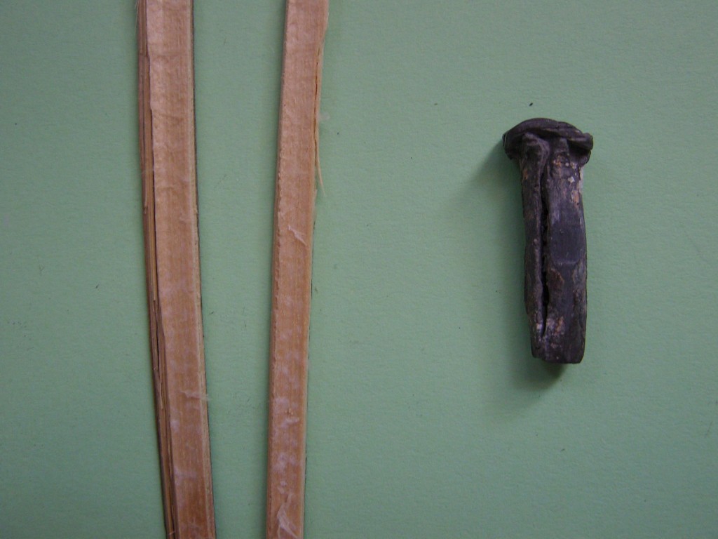 Tassello di piombo, prima si usava fare un piccolo foro con il trapano dove si metteva una canna tagliata o un legnetto, da come si vede nei buchi del marmo
